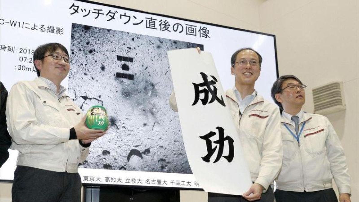 Trabajadores de la agencia espacial japonesa JAXA muestran imágenes de la expedición de la sonda.
