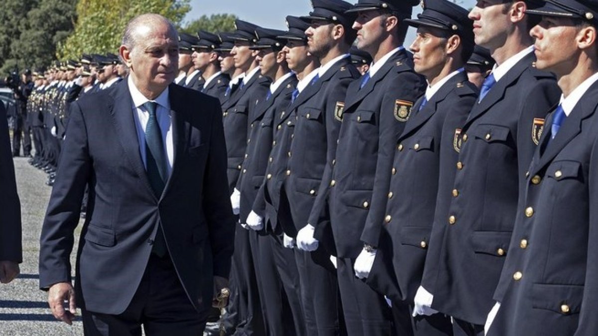 El ministro del Interior en funciones,  Jorge Fernandez Diaz, en la Escuela Nacional de Policia.