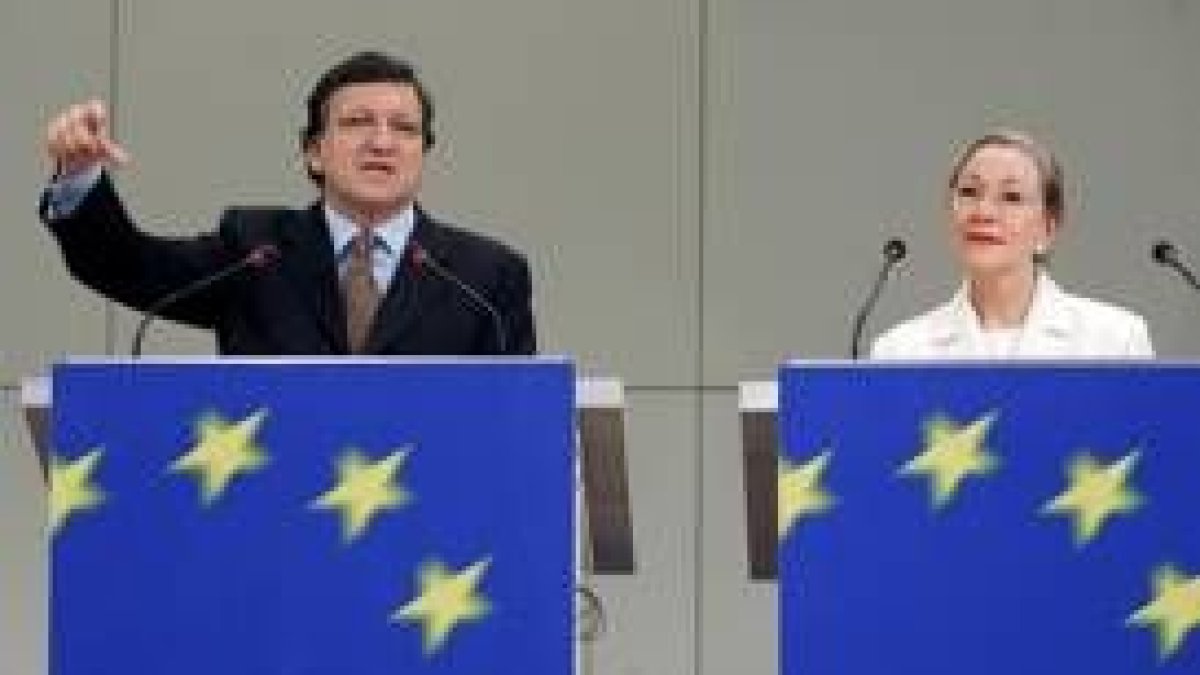 Barroso, junto a la comisaria de Relaciones Exteriores, Benita Ferrero, ayer en una rueda de prensa