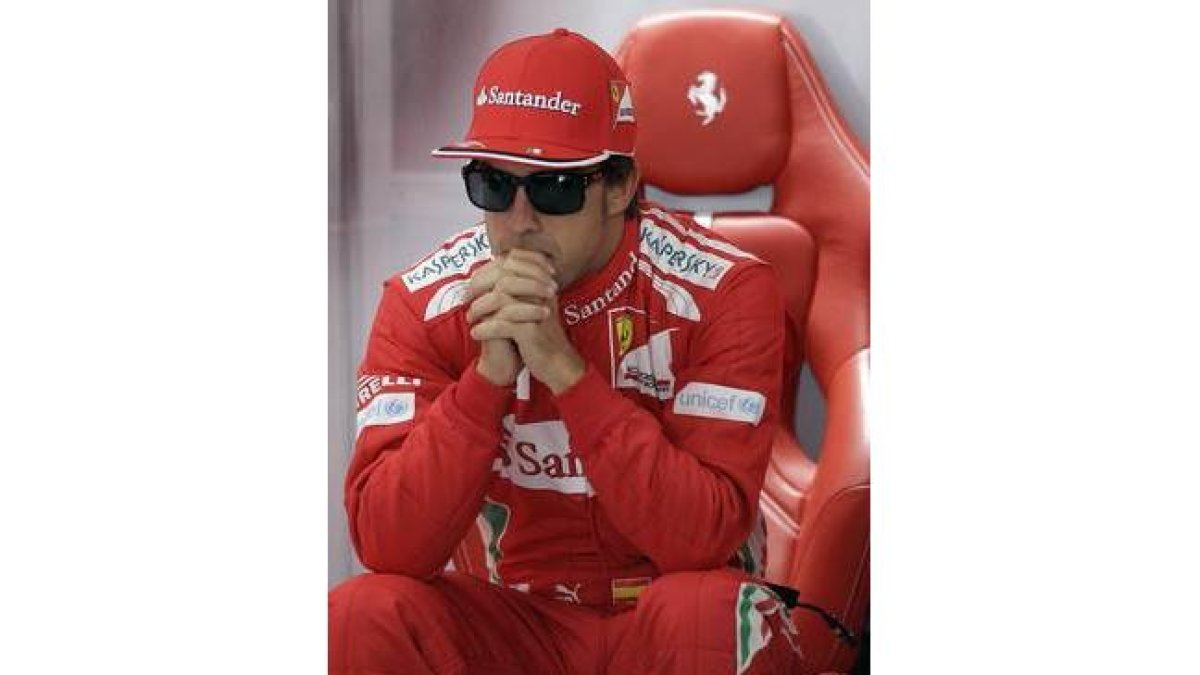 Fernando Alonso, en un momento de relax durante la ronda clasificatoria, este sábado, en el circuito de Hockenheim.