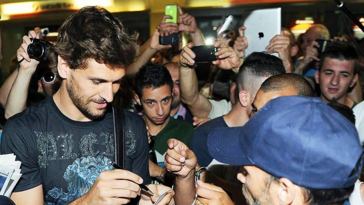 Llorente firma autógrafos a su llegada al aeropuerto de Turín.