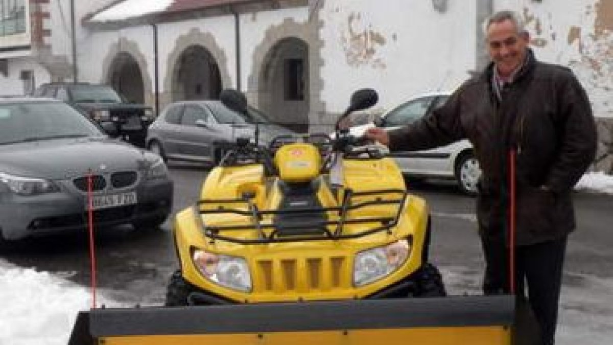 El alcalde presentó ayer el nuevo vehículo quad de nieve.