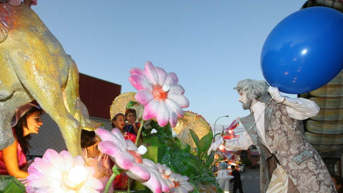 Una imagen festiva del tradicional desfile de carrozas del Cristo del año pasado.