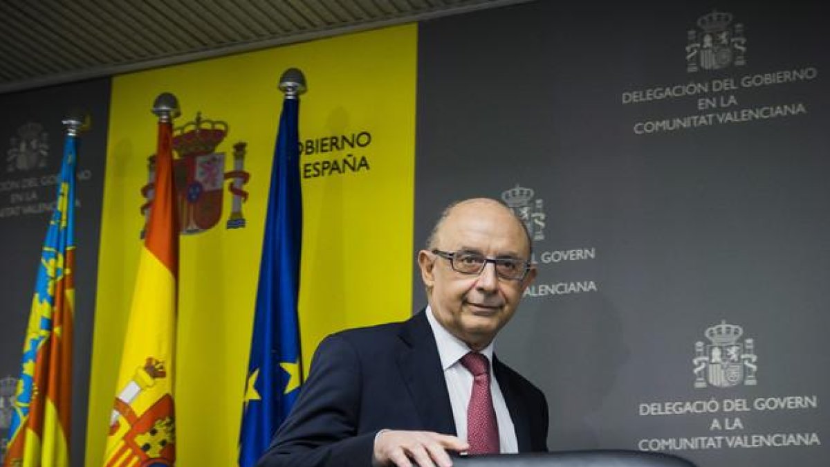 El Ministro de Hacienda, Cristóbal Montoro, durante una rueda de prensa en Valencia el 16 de diciembre.