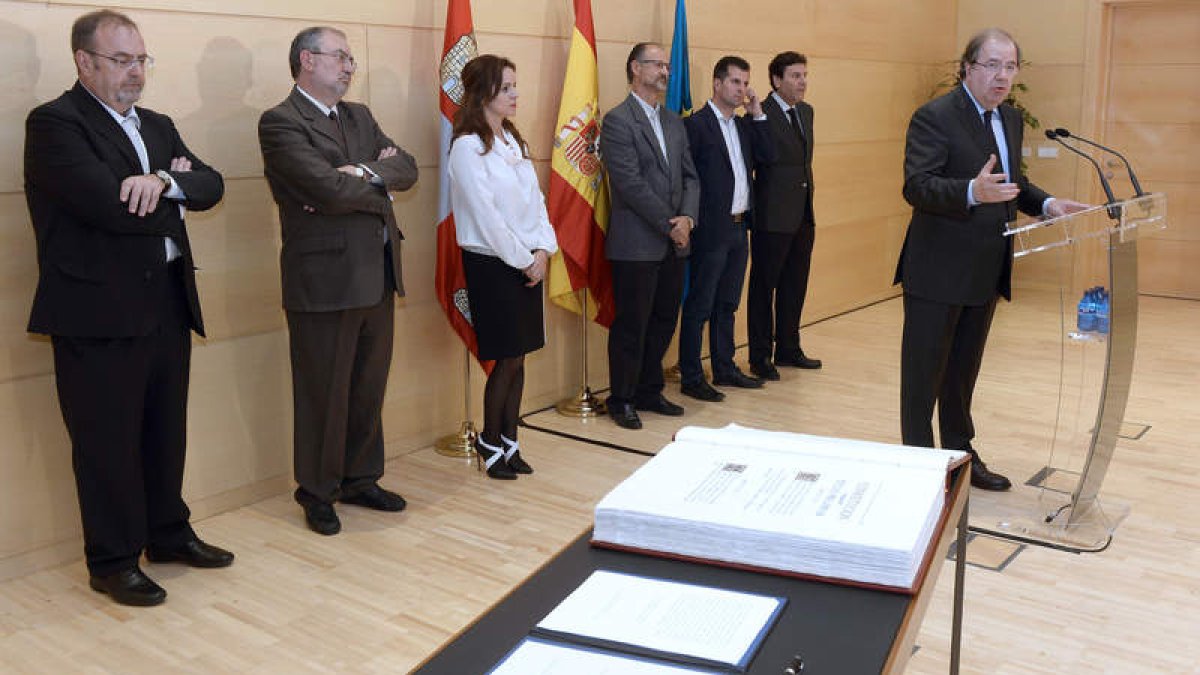 Herrera explica el motivo del manifiesto en presencia del resto de firmantes, ayer, en la sede de las Cortes en Valladolid.