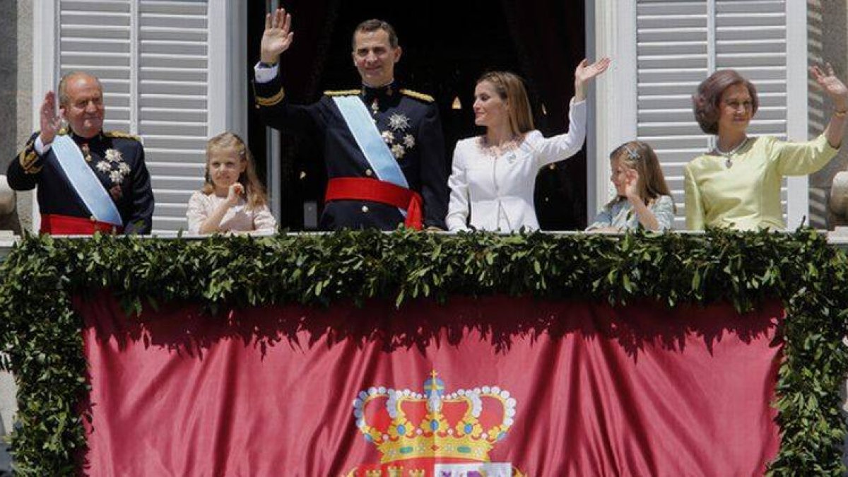 La familia real al completo saluda desde el Palacio Real, el día de la proclamación de Felipe VI, el pasado 19 de junio.