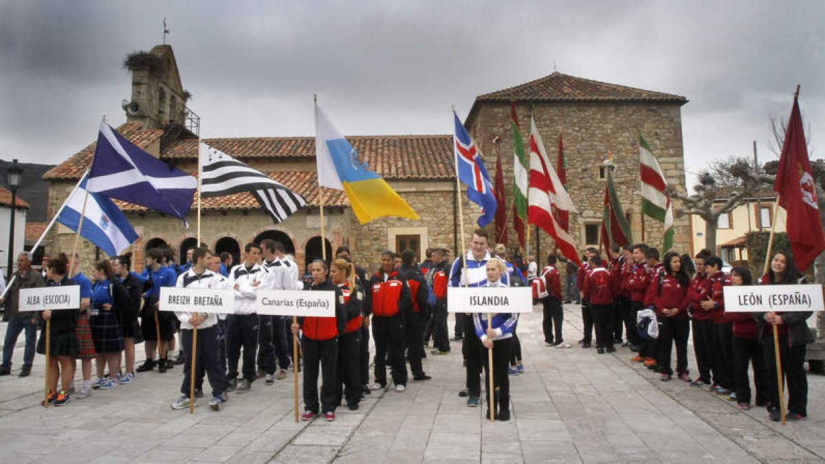 La selecciones participantes forman en la Plaza del Ayuntamiento de La Vecilla en el inicio del acto inaugural del Campeonato Europeo de las Luchas Celtas.