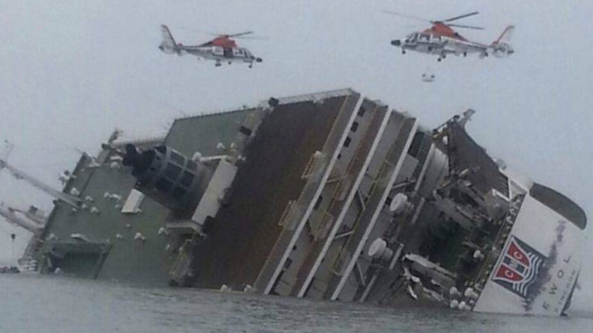 Helicópteros de rescate sobrevuelan sobre un barco de pasajeros accidentado cerca de la isla de Jeju.