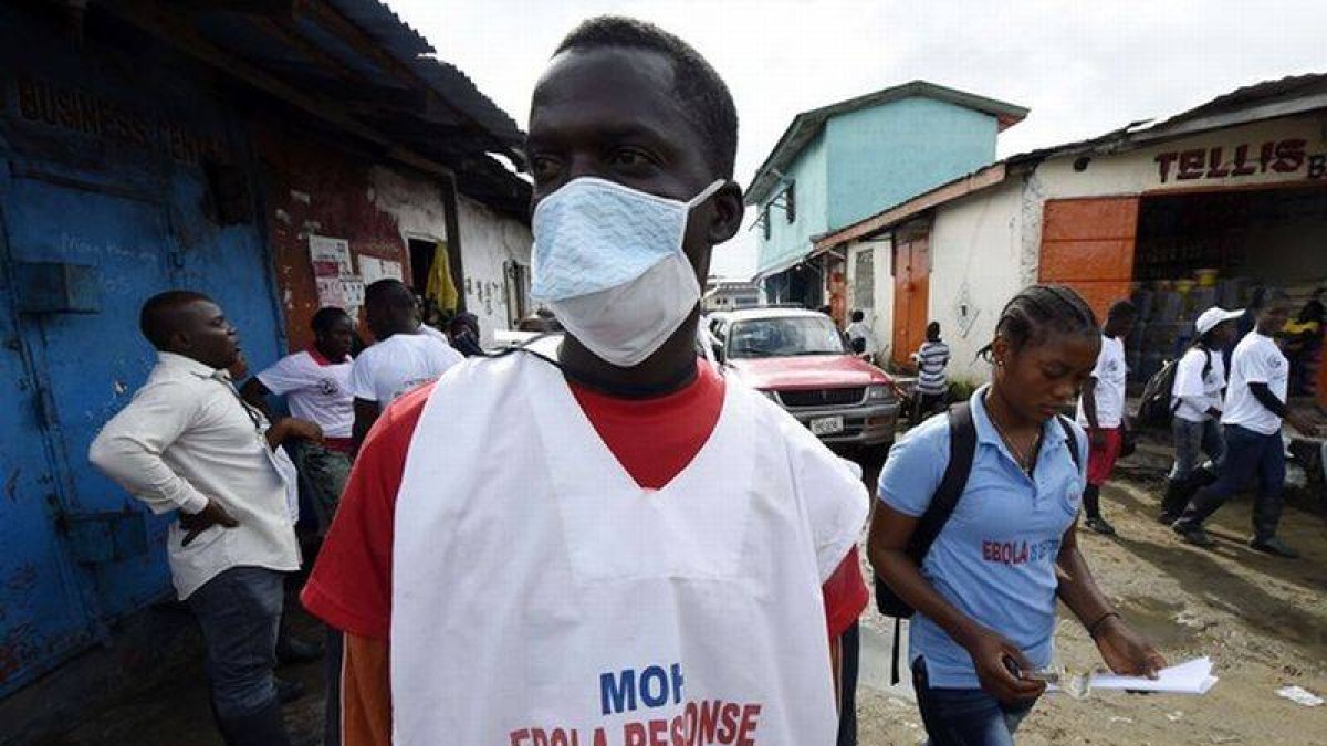 Un sanitario visita las calles de Monrovia, en Liberia.