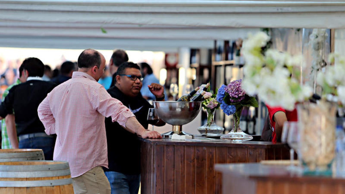 La Feria del Vino de Cacabelos ofreció ayer caldos de calidad y pinchos