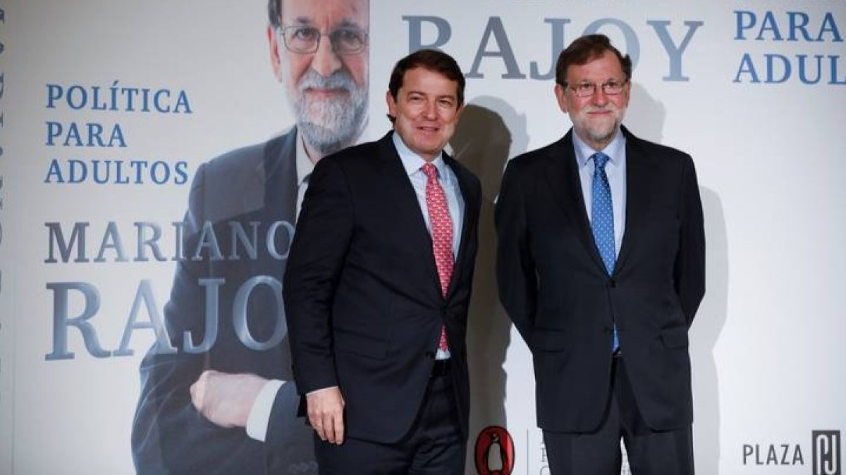 Mañueco y Rajoy, durante la presentación del libro del expresidente del Gobierno. DAVID FERNÁNDEZ