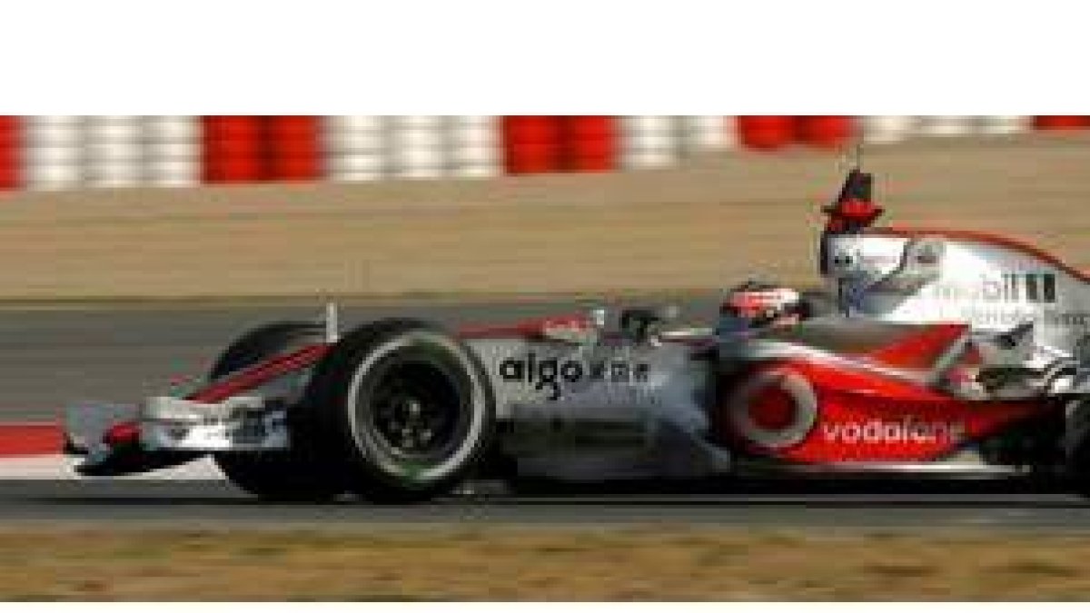 Alonso probando su coche en Montmeló durante unos entrenamientos en febrero