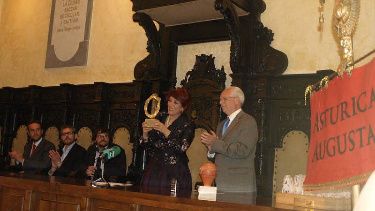 El presidente de la asociación, Antonio Madrid, entregó un detalle a la alcaldesa de Astorga.