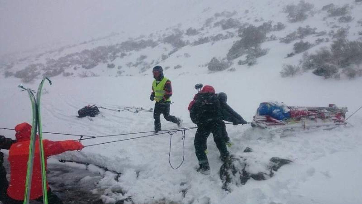 Momento del rescate de uno de los accidentados. VOLUNTARIOS DE LENA