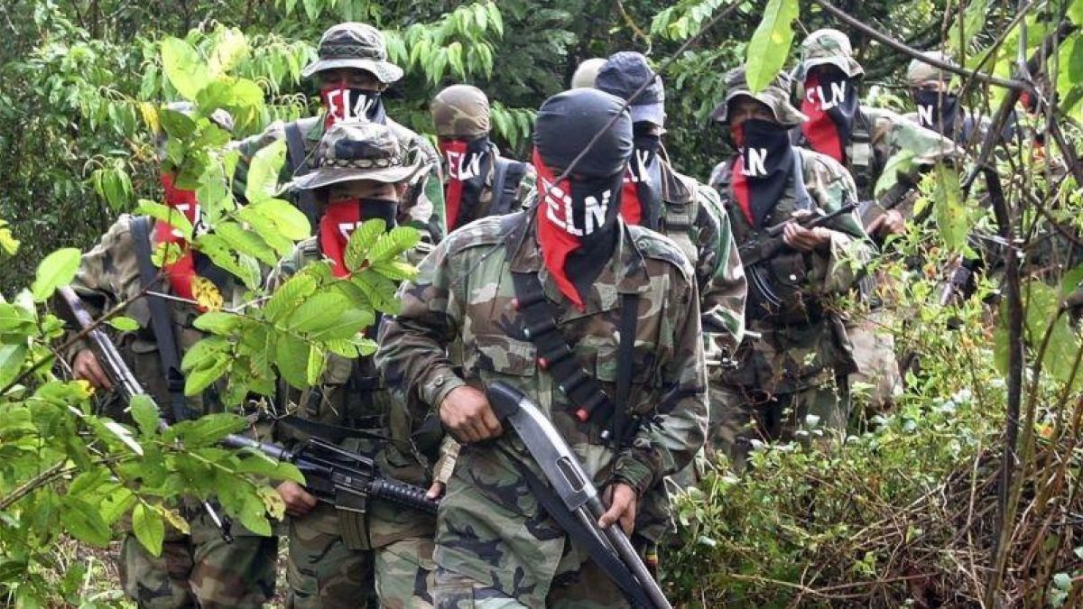 Una columna de guerrilleros del ELN en la selva de Antioquia en una fotografía del 2004.