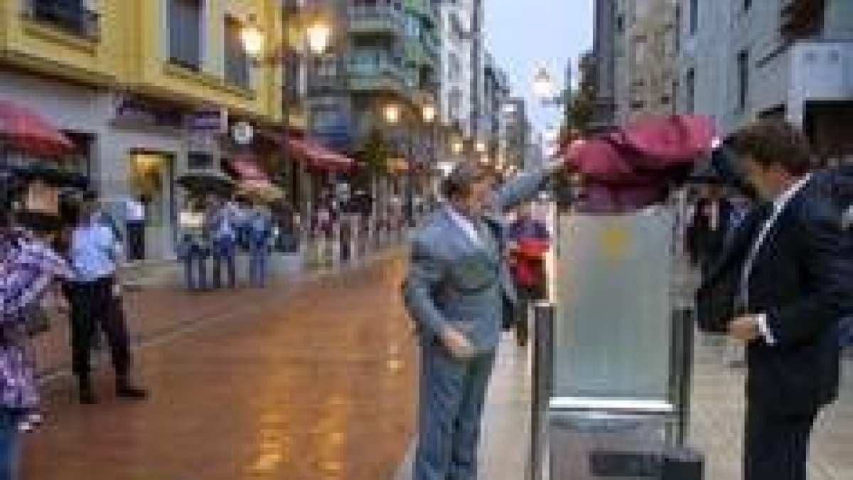 López Riesco y el portavoz municipal socialista descubriendo juntos la placa  de la peatonalización