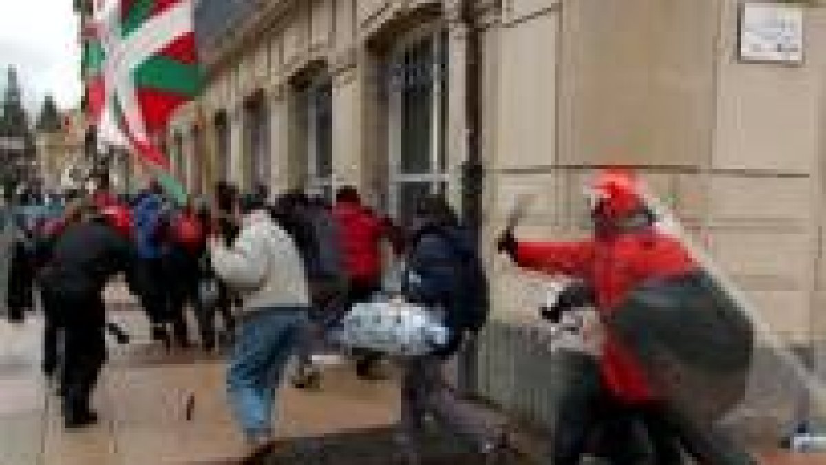 Agentes de la Ertzaintza disuelven una protesta de simpatizantes aberzales ante el Parlamento Vasco