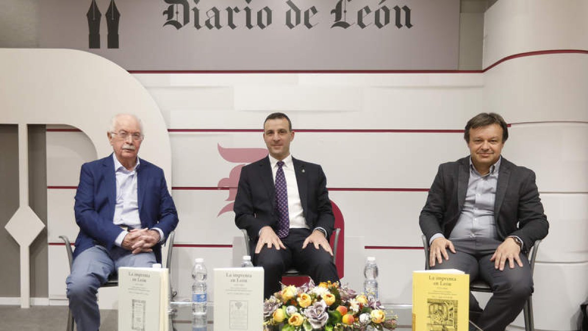 Julio César Santoyo, autor del libro, junto a Ramón Ángel Fernández y José Manuel Trabado. FERNANDO OTERO