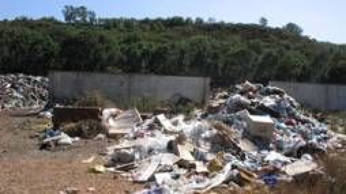 La basura se encuentra tanto en el interior como en el exterior del basurero de Castrocontrigo