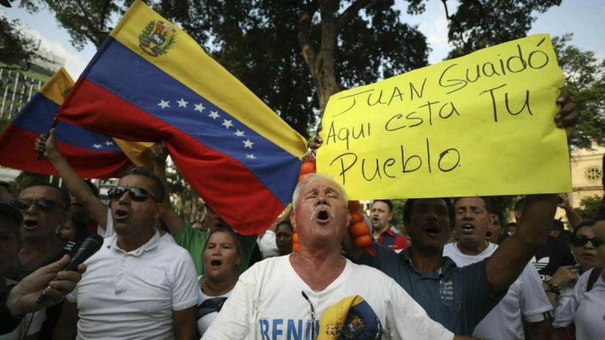 Ciudadanos venezolanos apoyan al presidente interino Juan Guaidó.
