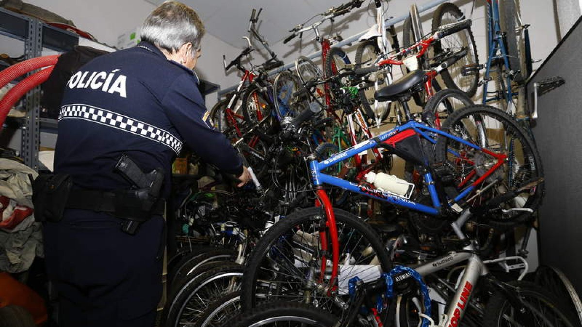La policía estudia firmar un convenio con alguna asociación sin ánimo de lucro para cederle las bicicletas que no tienen denuncia.