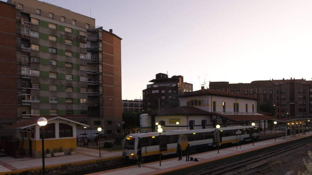 Tren con destino a Cistierna, anoche; el último que salió de la estación de Matallana.