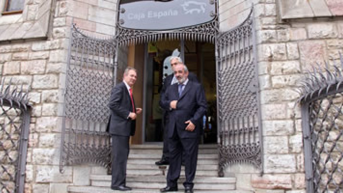 Lagartos y santos Llamas, a la entrada de la sede de Caja España