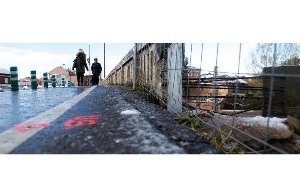 El puente en Párroco Pablo Díez, conocido como el puente de Miguélez, que Adif ha descubierto ahora que el AVE no cabe por ahí. RAMIRO