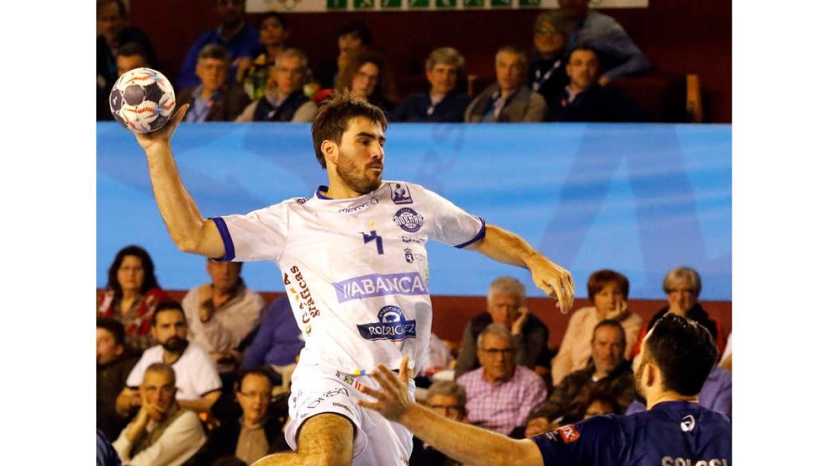 El central argentino Sebas Simonet, durante el partido de Liga de Campeones ante el Montpellier. MARCIANO PÉREZ