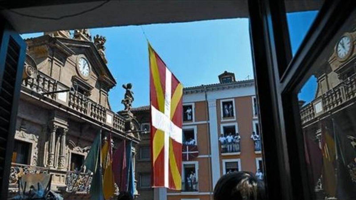 La enorme 'ikurriña' desplegada delante de la fachada del Ayuntamiento de Pamplona, en los Sanfermines del 2013.