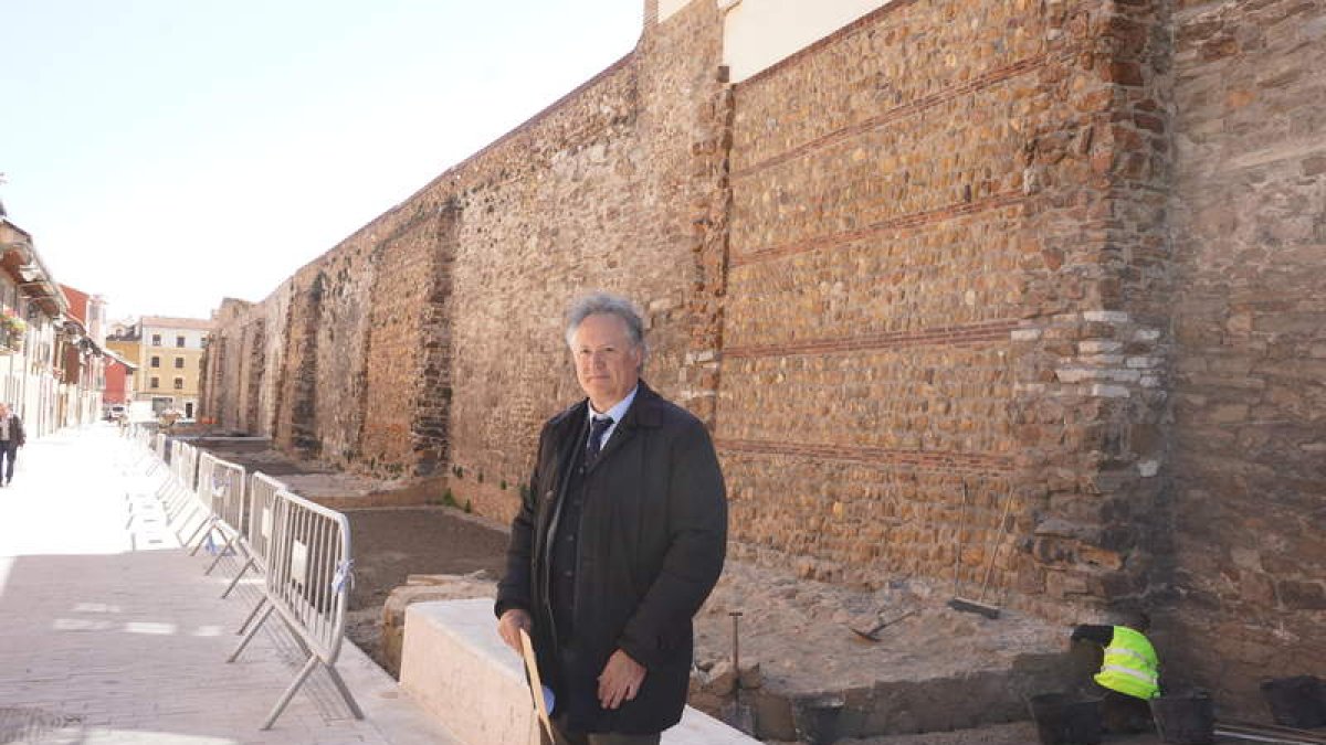 Melquíades Ranilla, arquitecto redactor del Plan Director de la Muralla. J. NOTARIO.