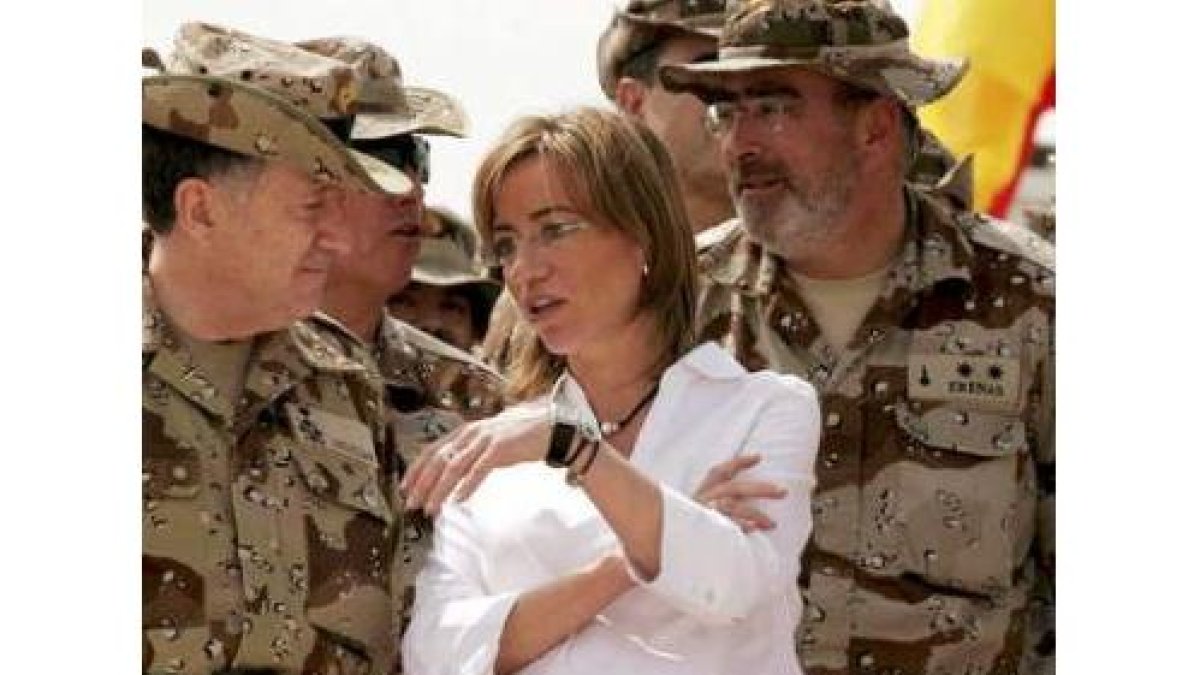 Chacón, durante una visita a las tropas españolas en Herat, en una imagen de archivo.