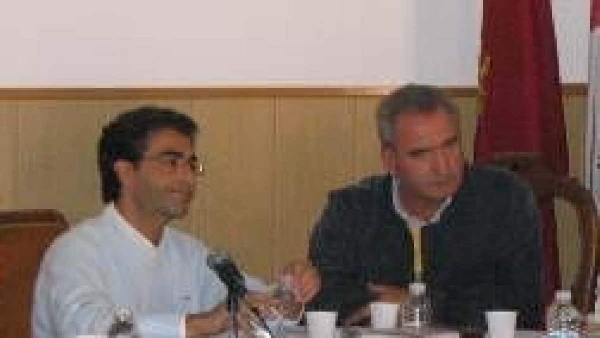 José Manuel Rodríguez y Mario del Río, del PP, durante la sesión