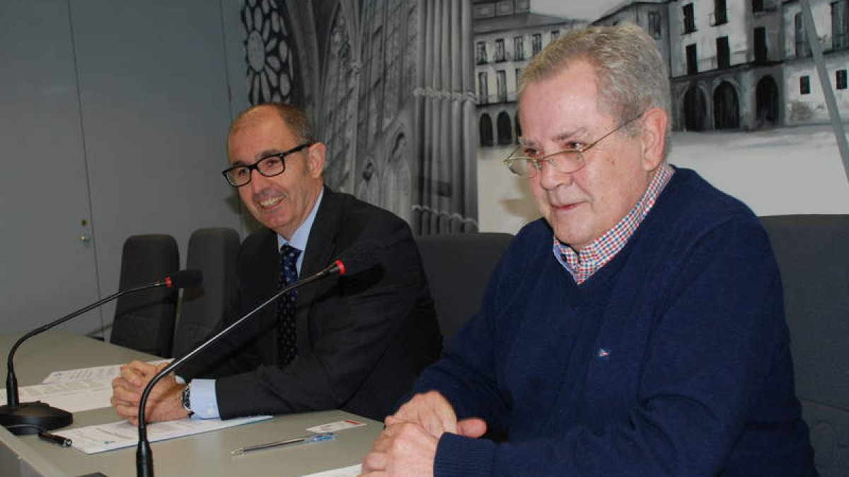 Ángel Villa, a la derecha, presentó el acuerdo, acompañado por Pedro Pisonero, de Iberaval