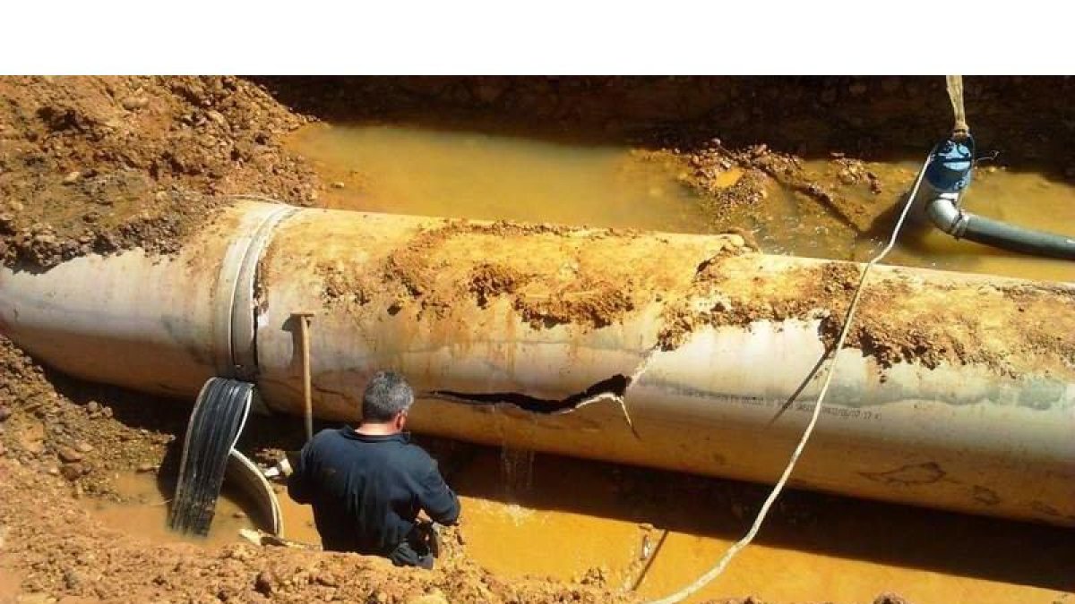 Imagen de archivo de una de las 120 roturas de tuberías que sufrió la Comunidad del Páramo Bajo en tres de sus sectores de riego. DL.