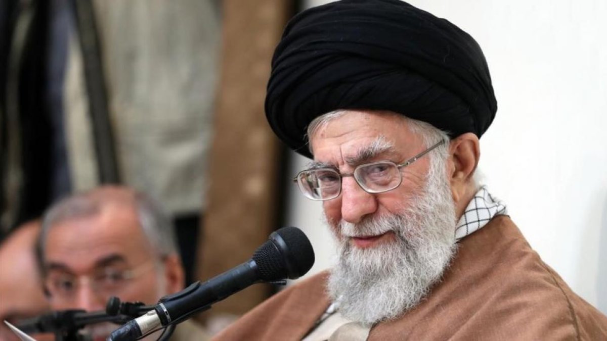 El líder supremo iraní, el ayatolá Ali Khamenei, en el discurso donde culpa a los enemigos de Irán de pretender desestabilizarlo.