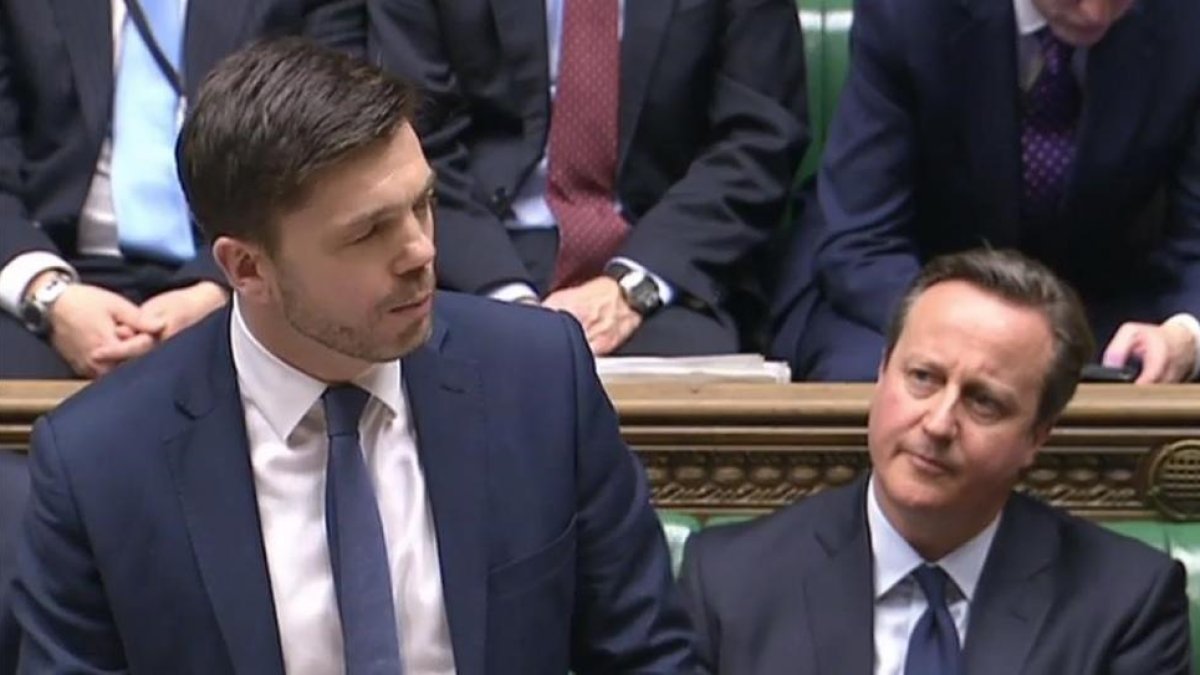 Cameron (derecha) escucha al secretario de Estado de Trabajo y Pensiones, Stephen Crabb, en la Cámara de los Comunes, en Londres, este lunes.