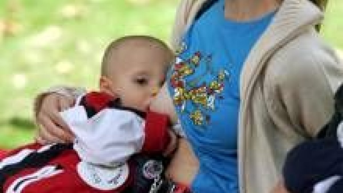Una mujer da el pecho a su hijo en las jornadas a favor de la lactancia materna