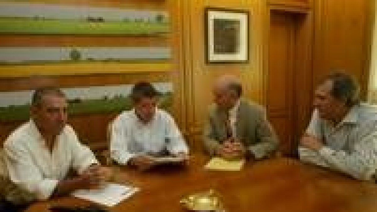Francisco Fernández firma el convenio con los representantes del Colegio de Abogados de León