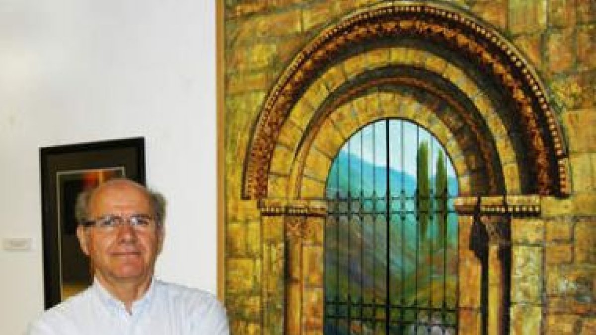 El artista leonés Luis Prado Allende posa con una de las obras que expone en el Colegio de Arquitect