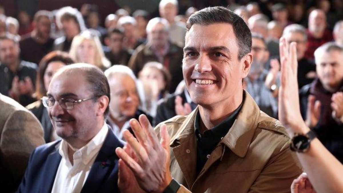 Pedro Sánchez en el acto del PSOE en Zaragoza, junto a Javier Lambán.