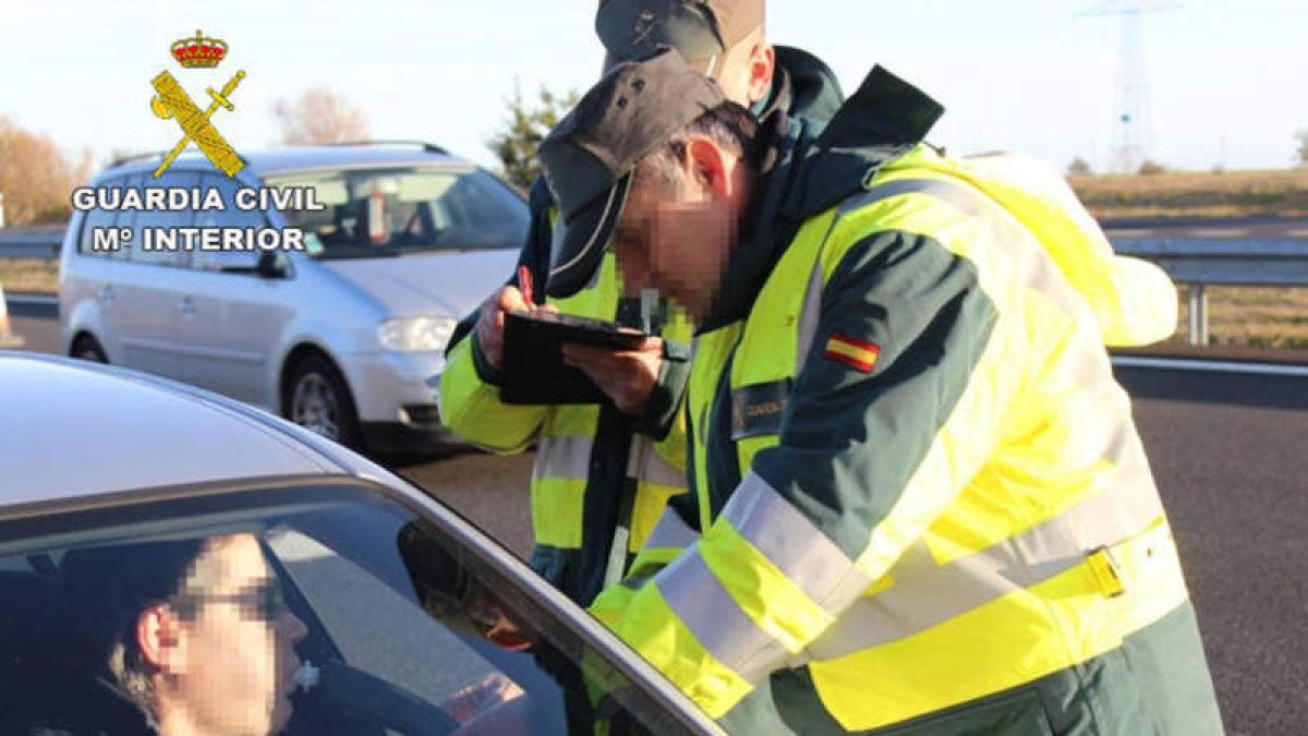 Agentes de la Benemérita, realizando un test.