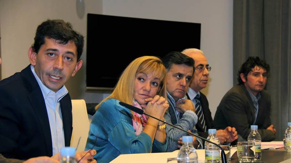 La presidenta de la Diputación de León, Isabel Carrasco, preside la constitución del grupo de trabajo sobre el papel de las diputaciones