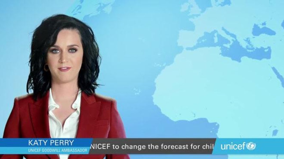Katy Perry hace de chica del tiempo para Unicef.