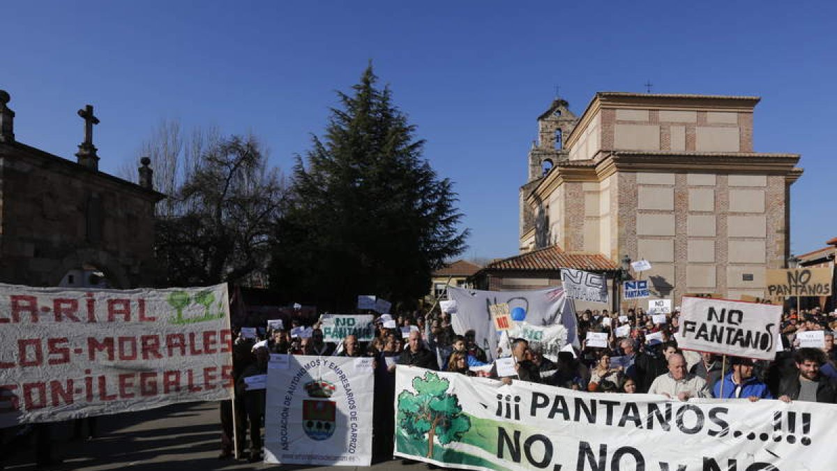 Manifestación contra las balsas en Carrizo de la Ribera en diciembre de 2015. MARCIANO PÉREZ