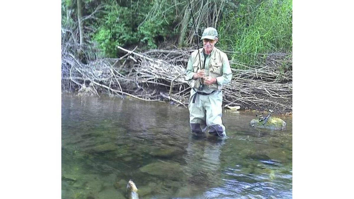 Ismael Tragacete captura una trucha en un río de León.