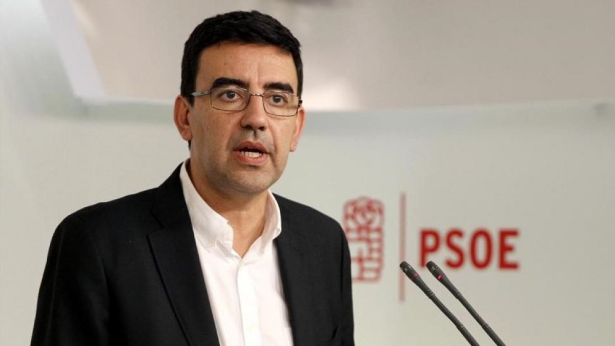El portavoz de la gestora del PSOE, Mario Jiménez, en la sede del partido.