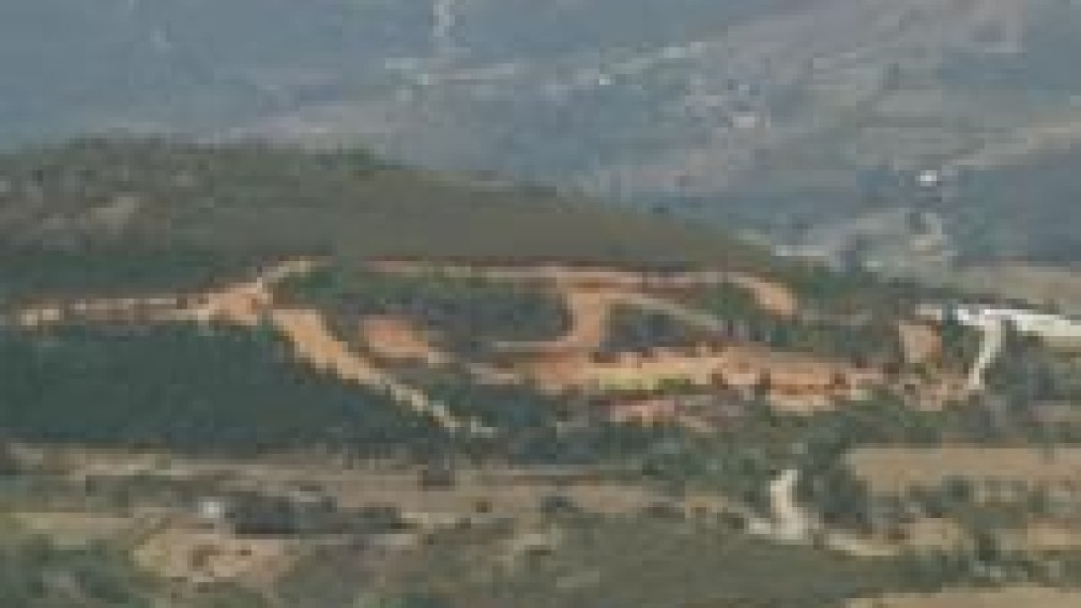 El impacto del circuito de motocross en Borrenes resulta visible desde el castillo de Cornatel