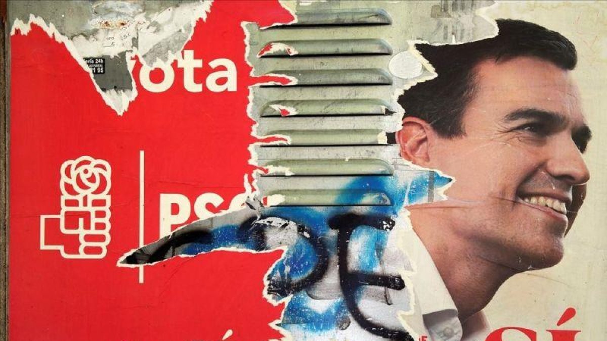 Uno de los carteles que los socialistas utilizaron en campaña electoral, ahora deteriorado, con la imagen de Pedro Sánchez.