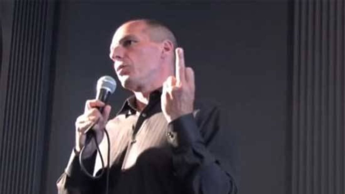 Fotograma   Vídeo del programa de la TV alemana en que se le muestra a Varoufakis la grabación en que se le ve haciendo una peineta a Alemania.